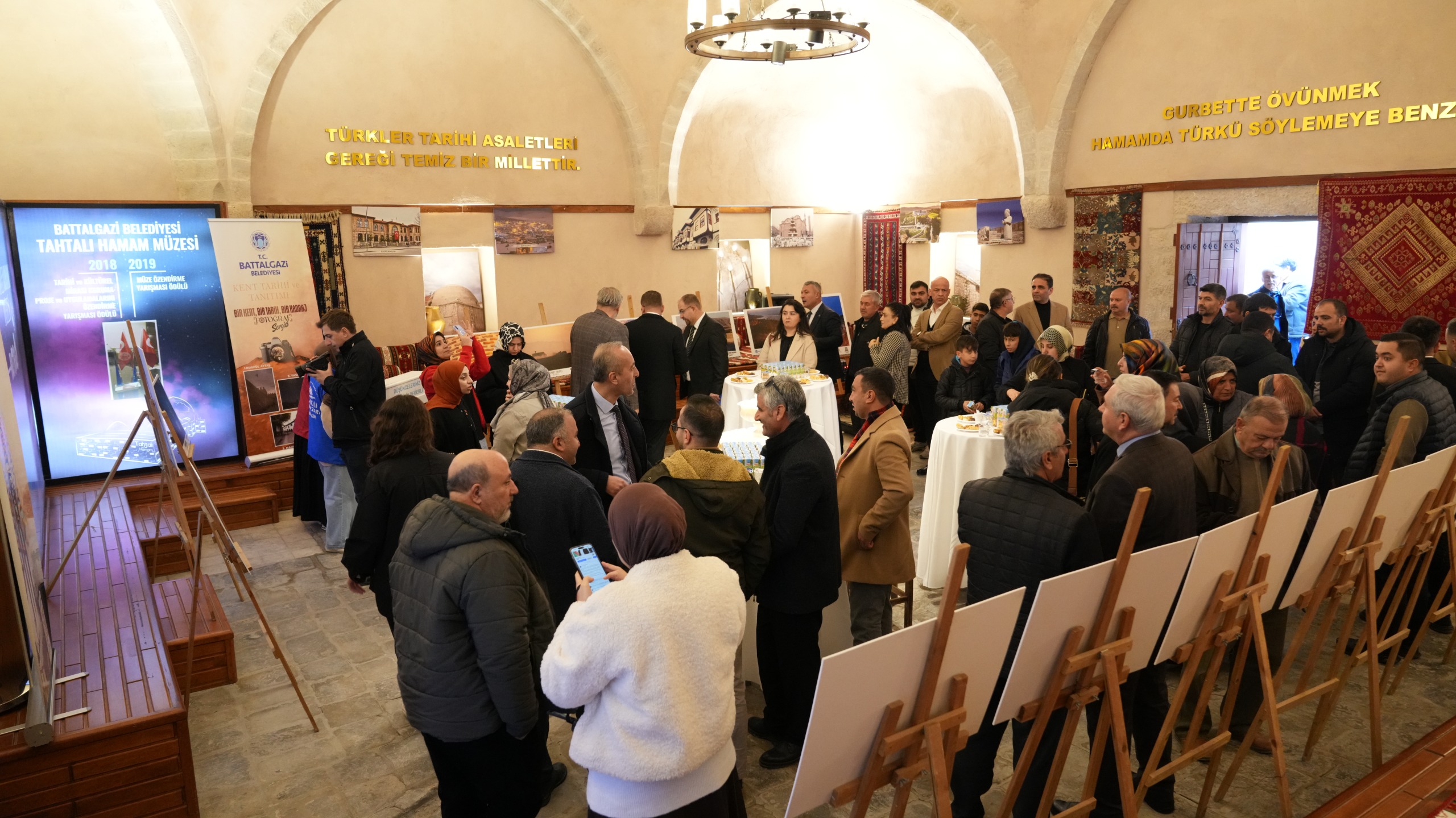“BİR KENT, BİR TARİH, BİR KADRAJ” FOTOĞRAF SERGİSİ TAHTALI HAMAM MÜZESİ’NDE AÇILDI