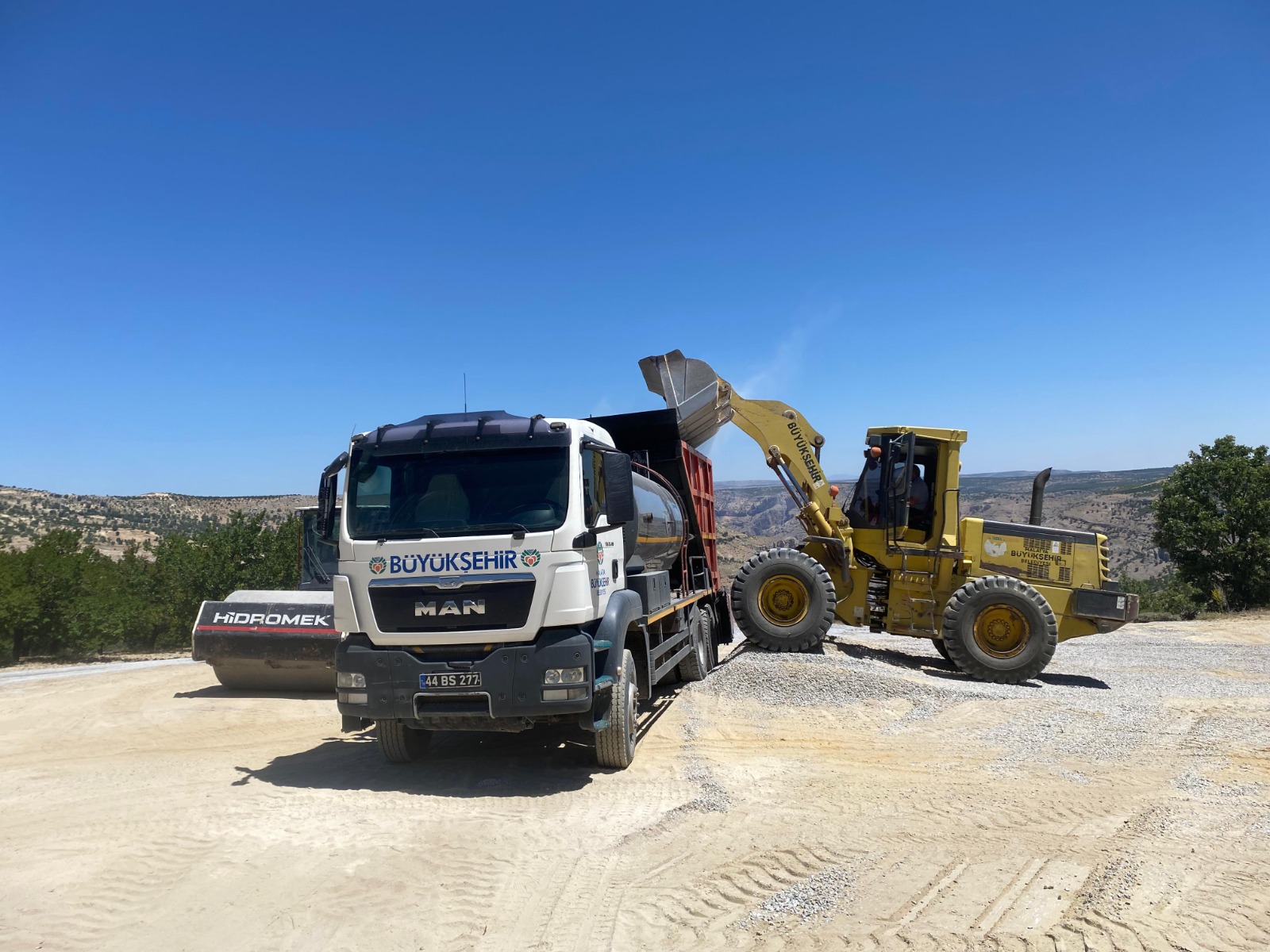 BÜYÜKŞEHİR BELEDİYESİ BAĞKÖY MAHALLESİ’NİN YOLUNU GÜVENLİ HALE GETİRDİ