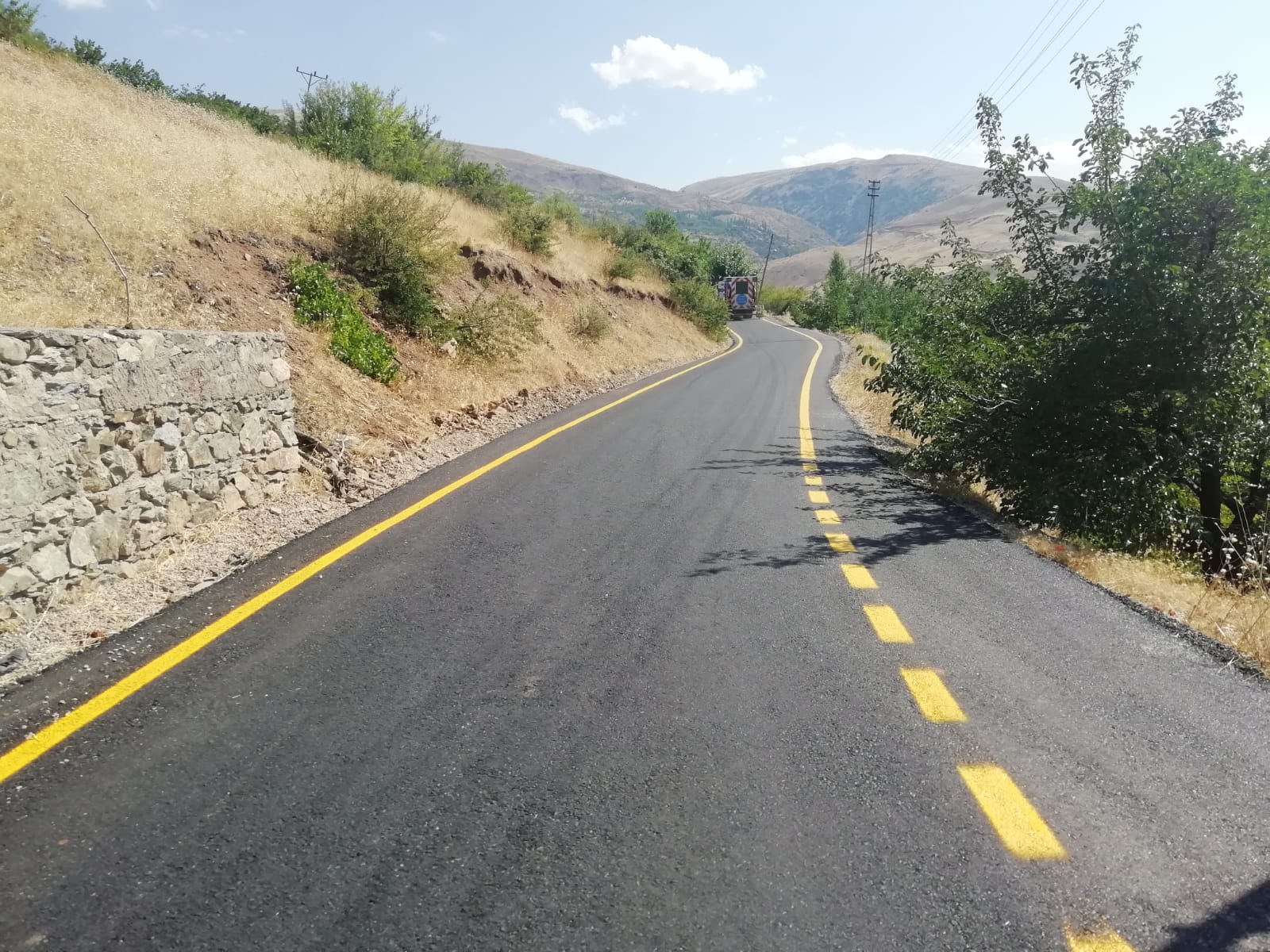 Büyükşehir Belediyesi Kale İlçesinde Yol Çizgi Çalışmalarına Devam Ediyor