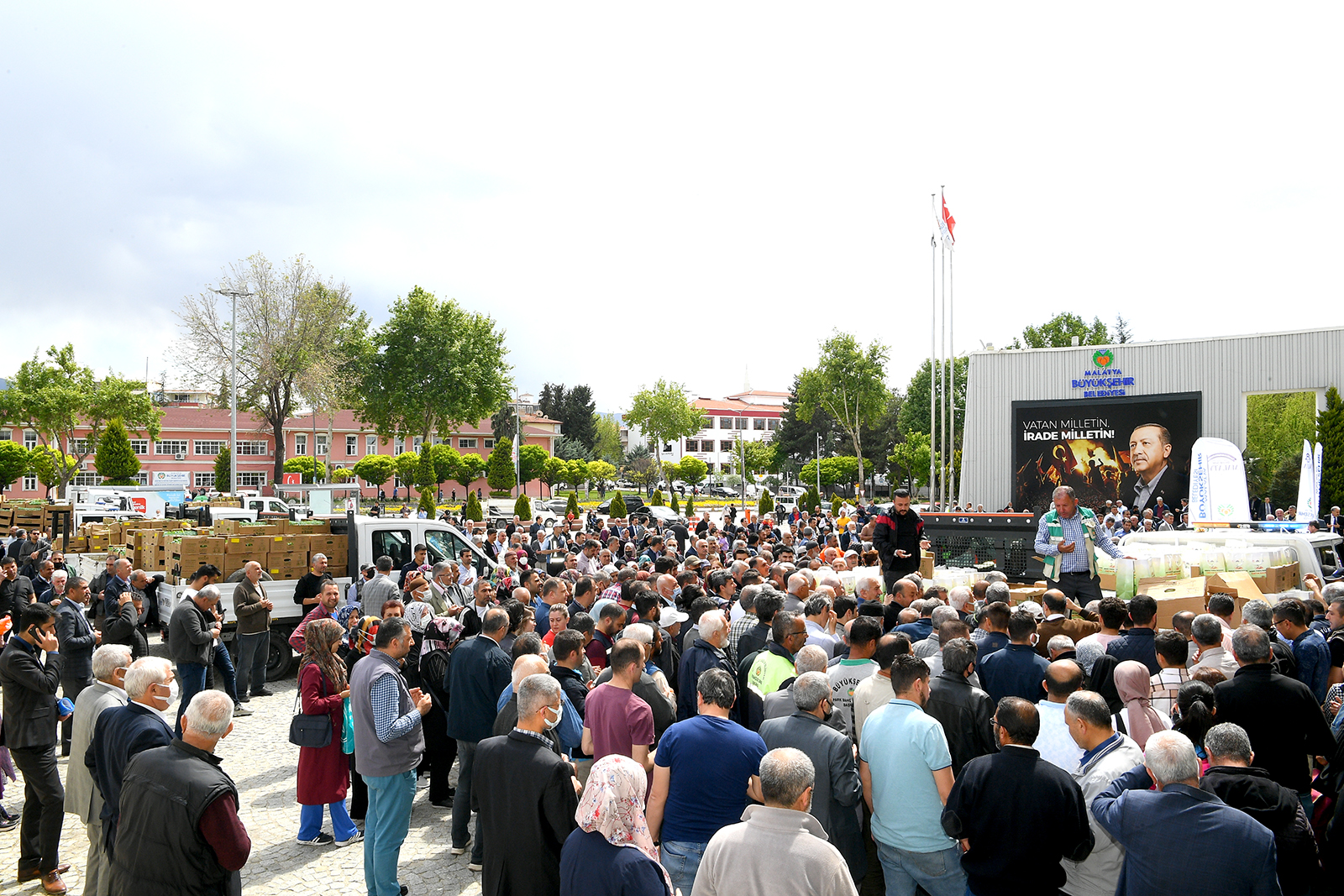 Büyükşehir Belediyesi Üreticilere Ücretsiz Sebze Fidesi Dağıttı