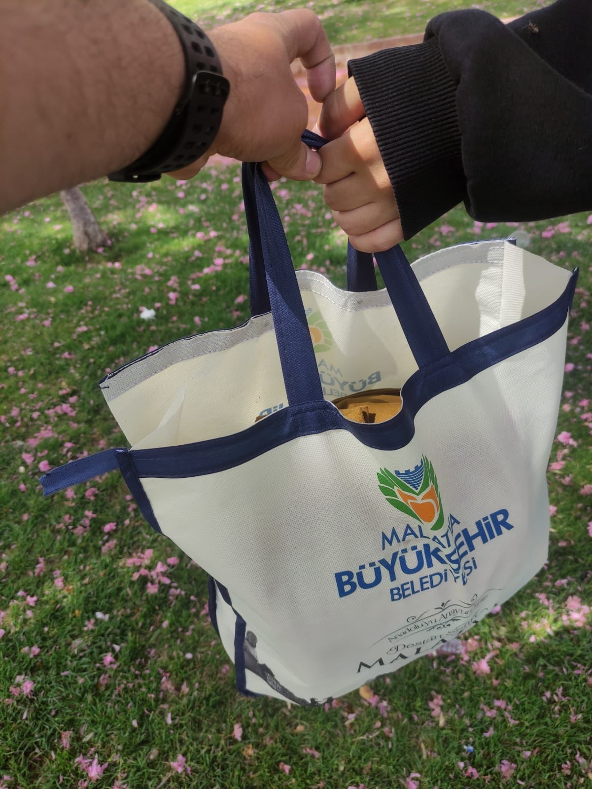 Büyükşehir Belediyesi Ve Türk Kızılay'ından Çocuklara Bayramlık