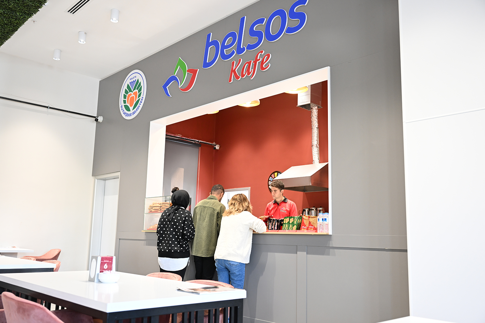 Büyükşehir Belediyesinde Öğrencilere İkram