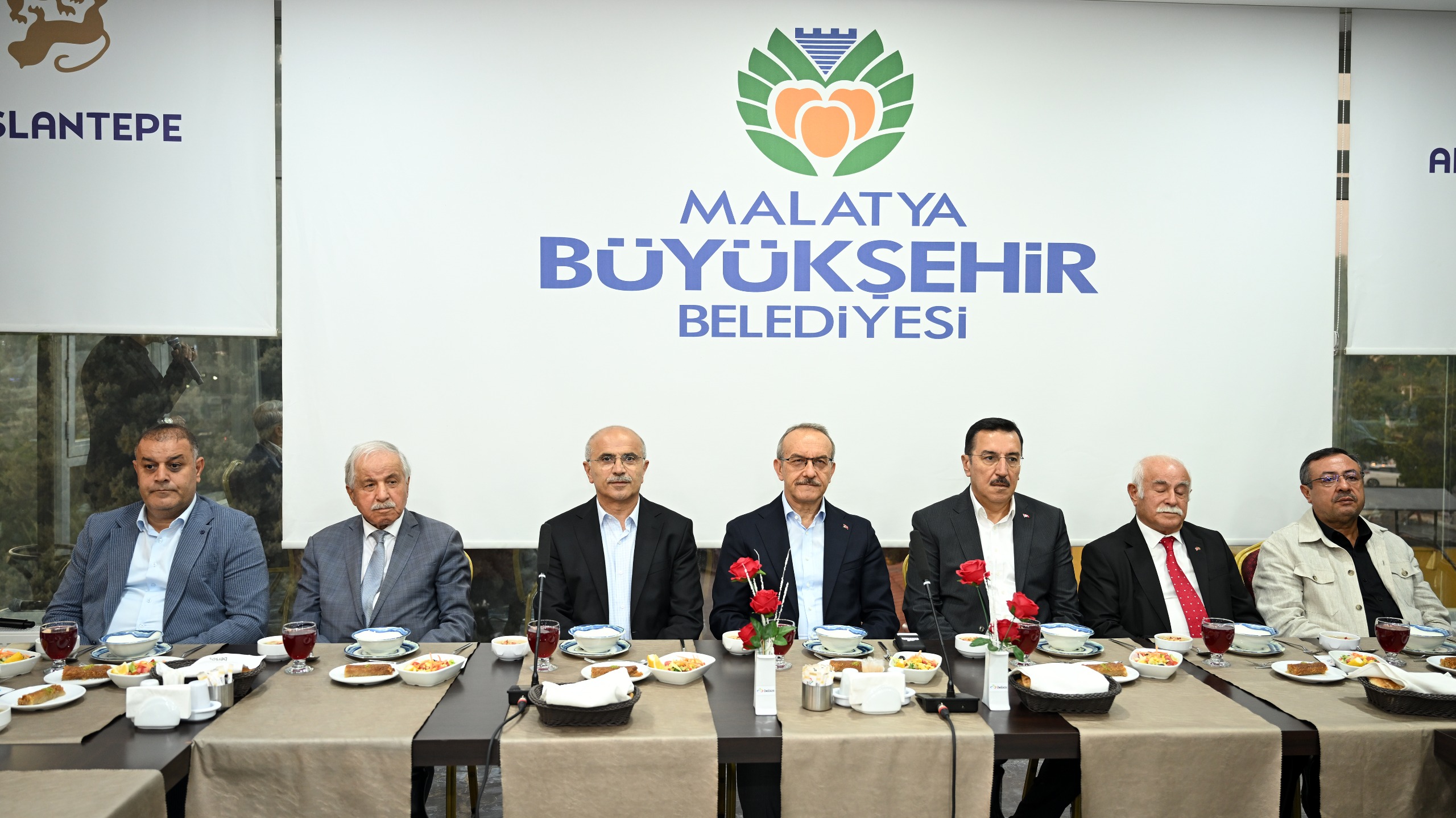 Büyükşehir Belediyesinden Muharrem İftarı verildi