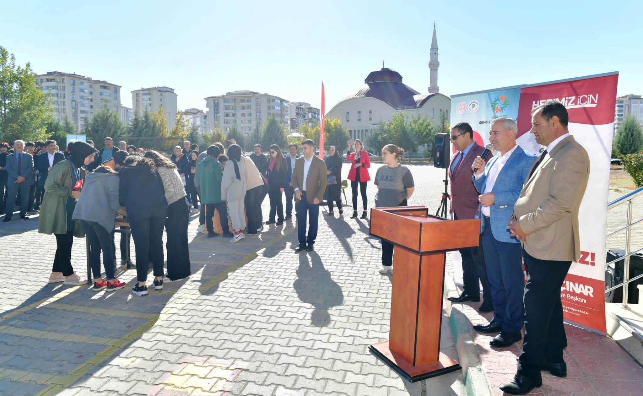 Çınar, “Öğrencilerimiz Farklı Projeleriyle Farkındalık Oluşturuyor”