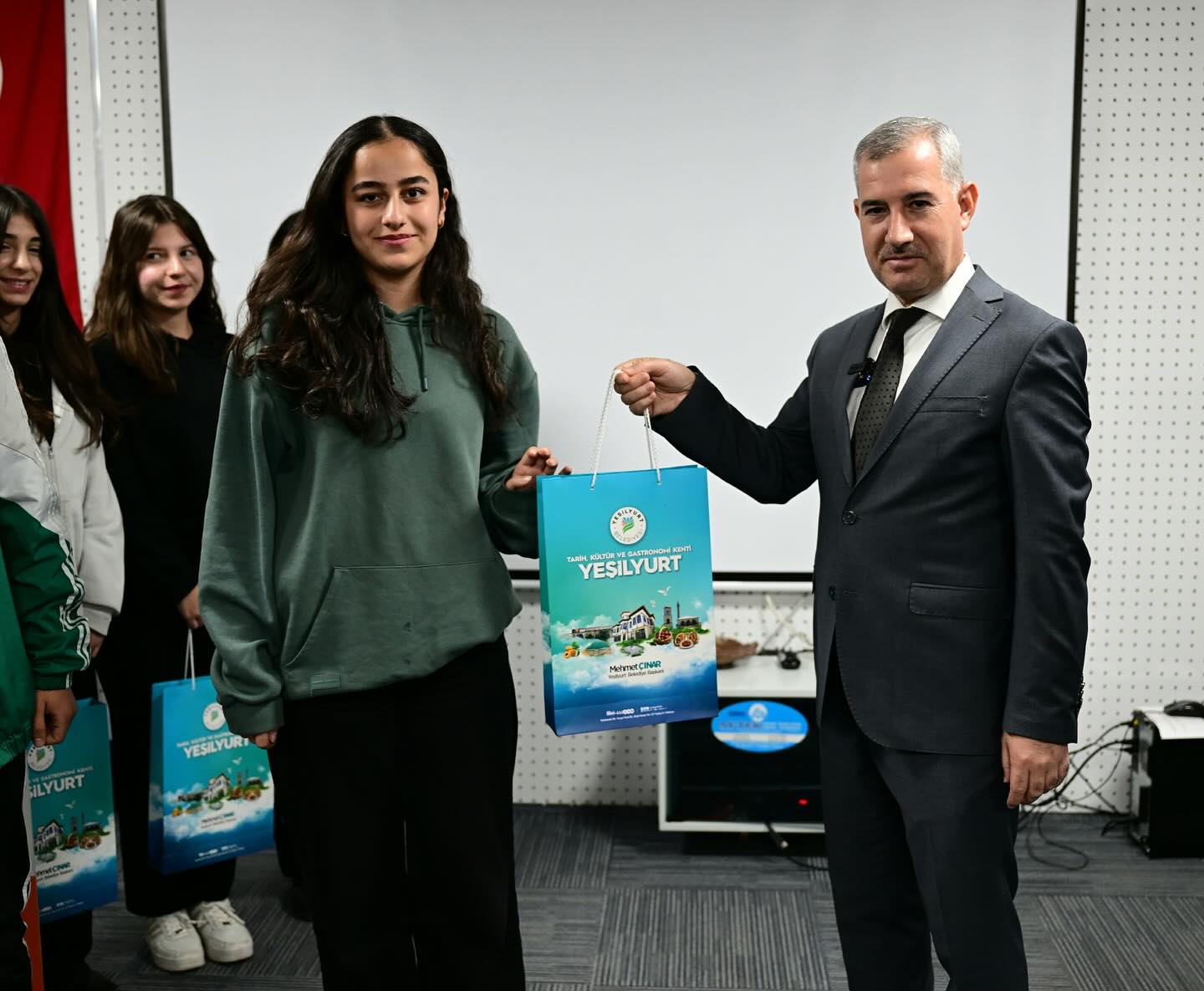 Çınar, “Türkiye Yüzyılı, İdealist Gençlerimizin Başarılarıyla Kök Salacak”