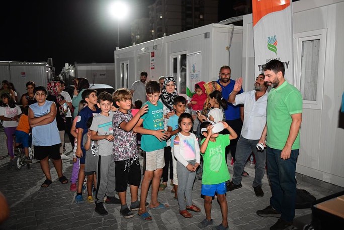 Çocuklar Ay'ı Gözlemledi