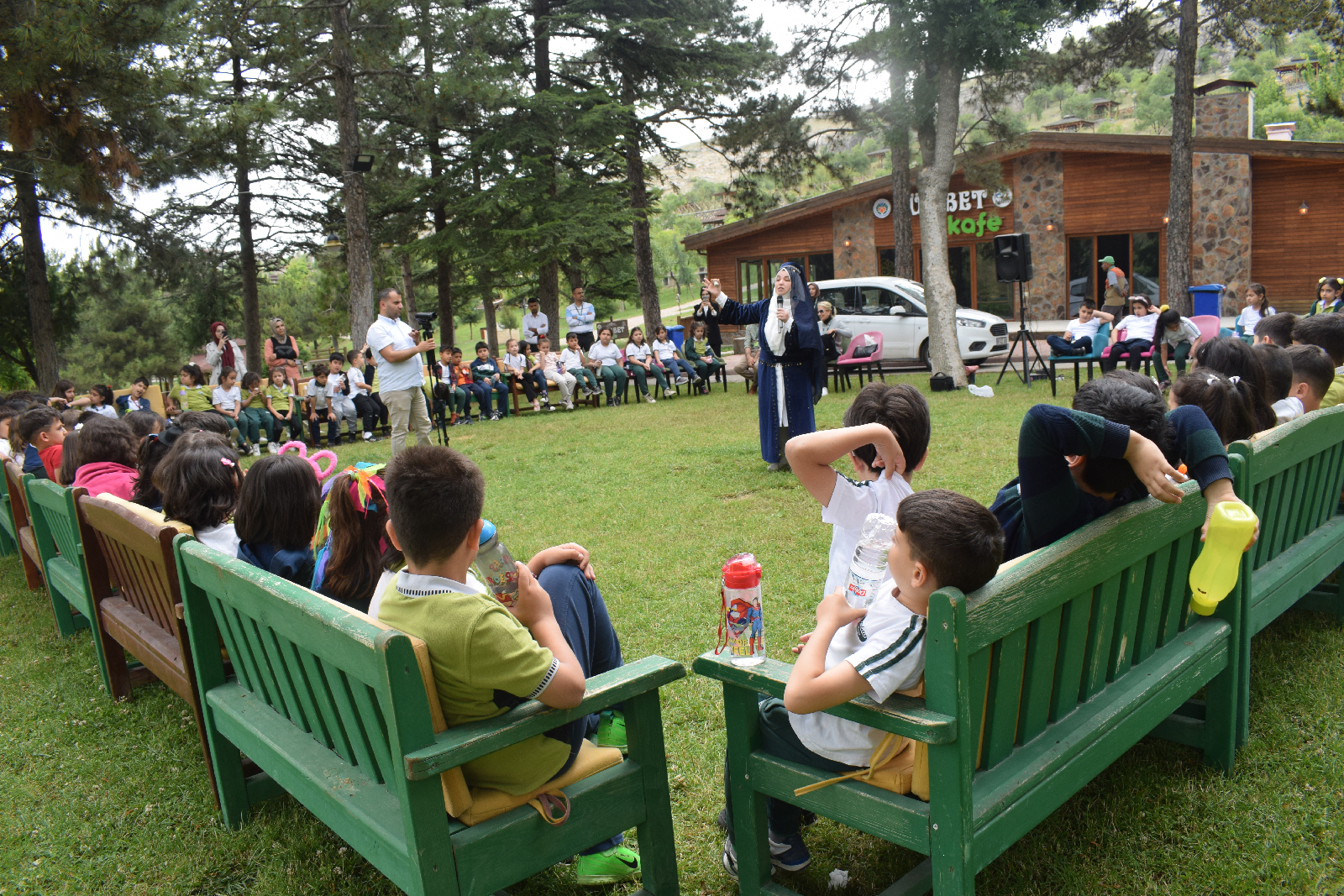 Çocuklar Ninem Korkuttan Masallar Dinlediler