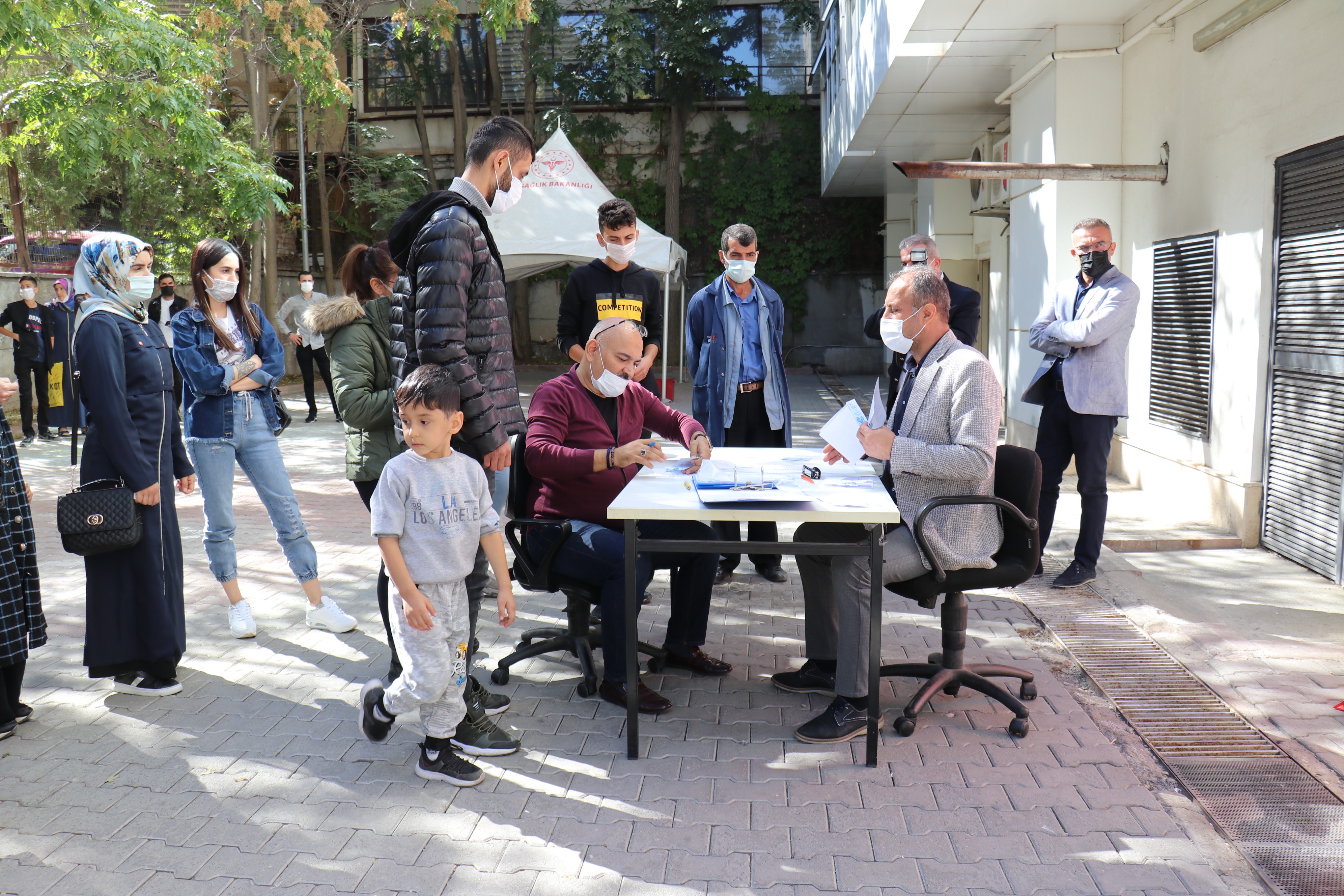 Covid-19 aşı talihlileri hediyelerine kavuştu