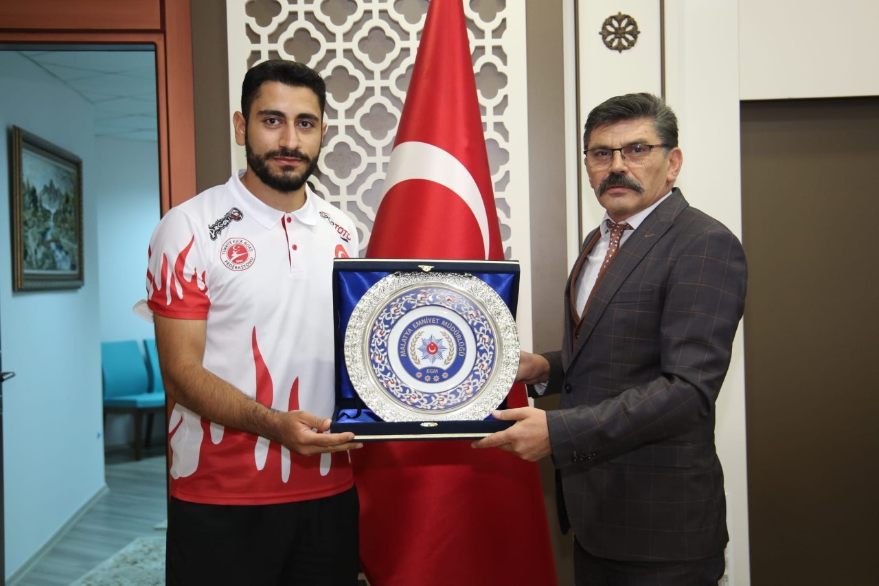 Dağdeviren’e şampiyon eldivenler hediye