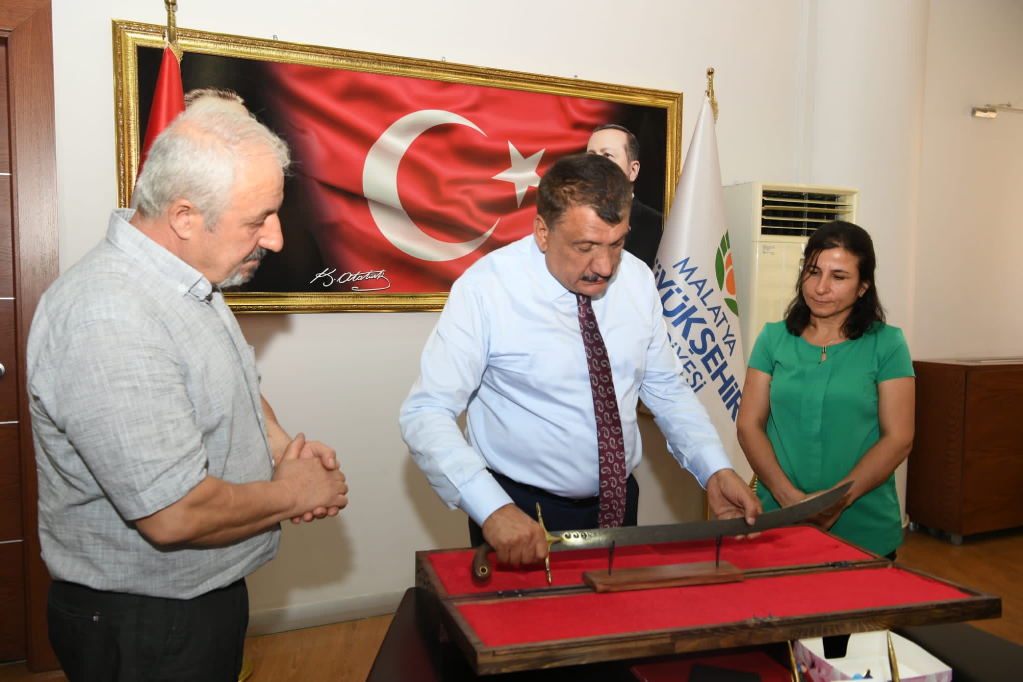 Damascus Ustasından Başkan Gürkan'a Kılıç