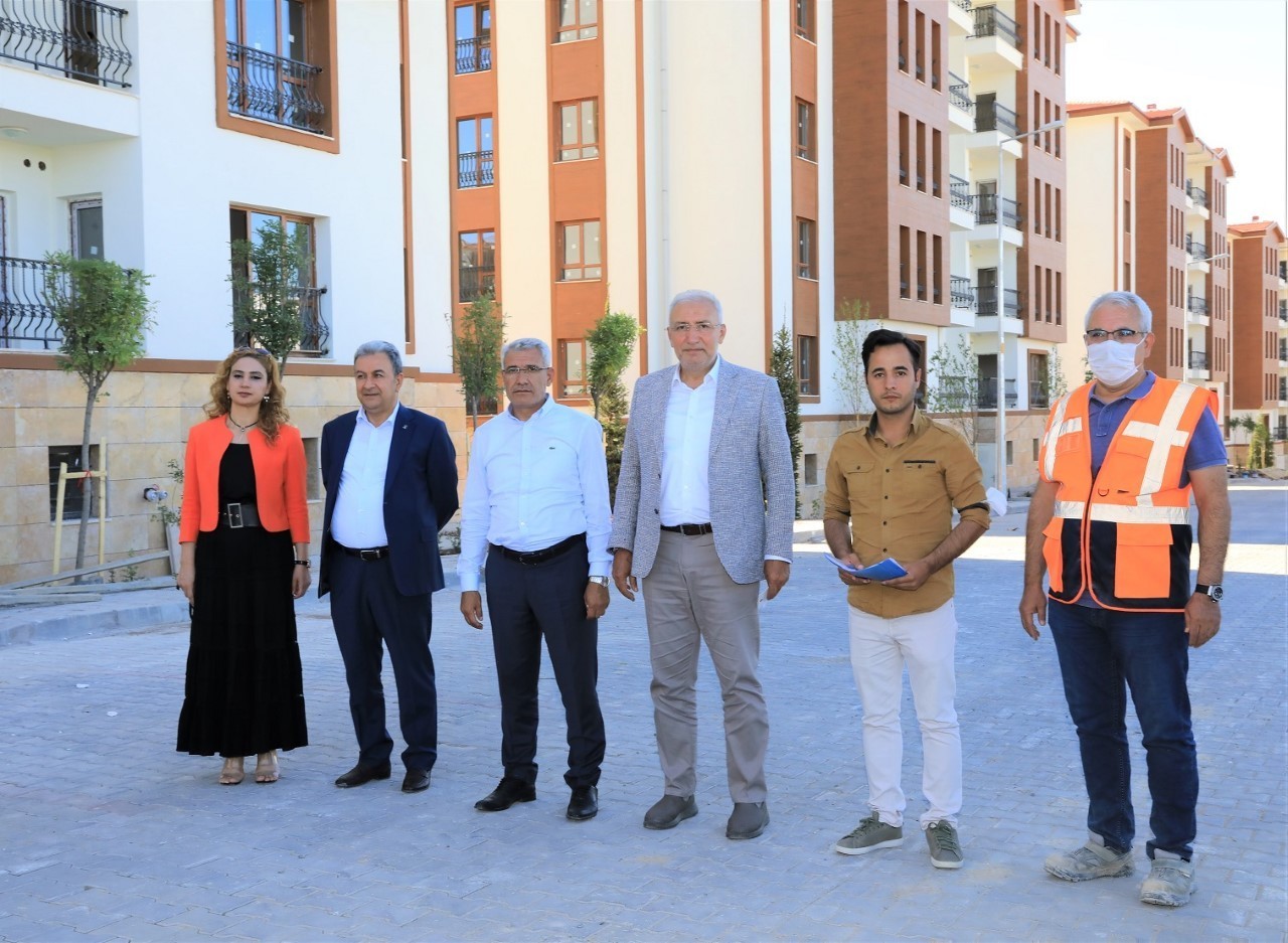 Deprem konutlarında incelemelerde bulundu