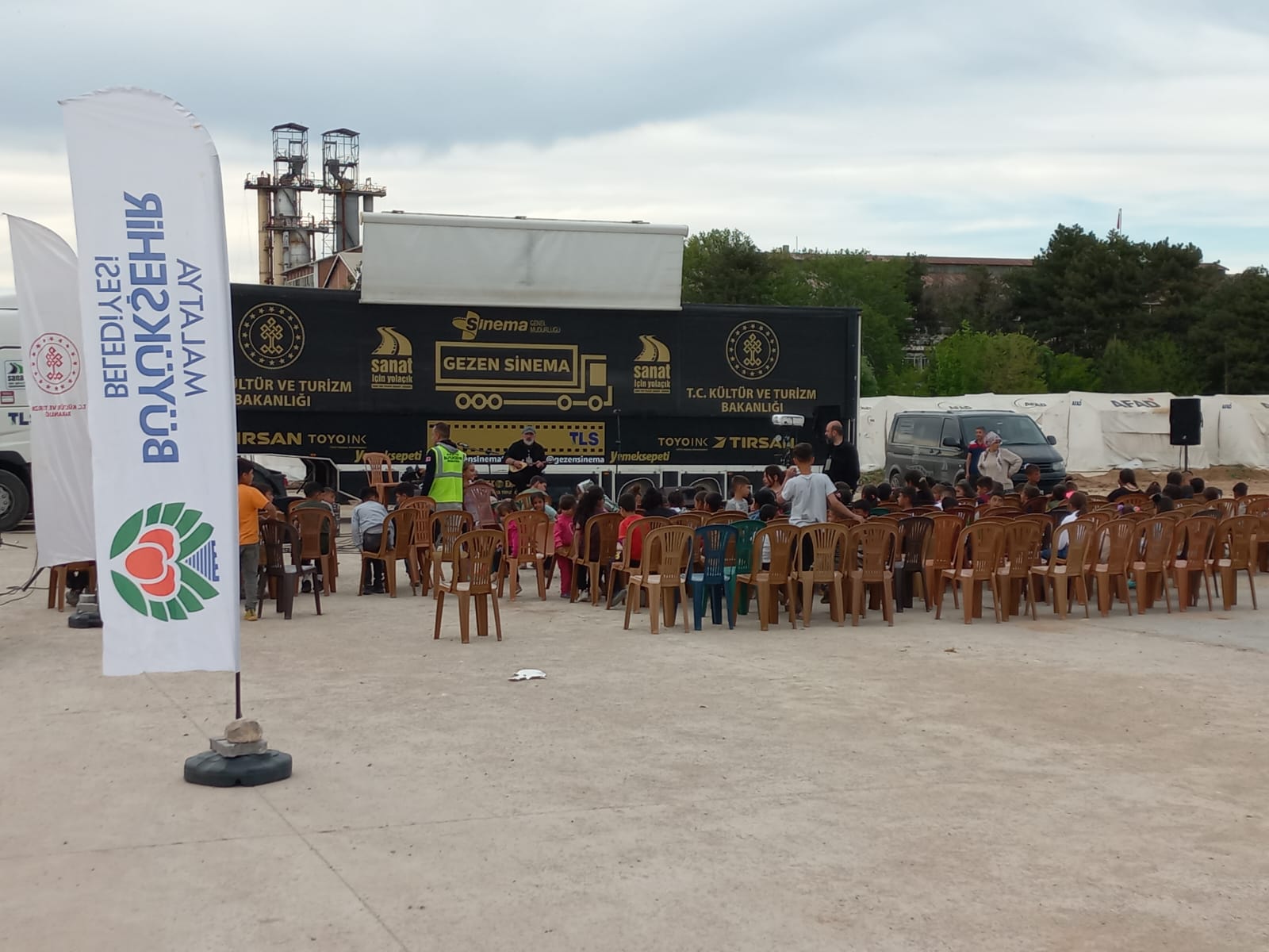 Depremzede Çocuklar İçin Gezici Sineme Tırı