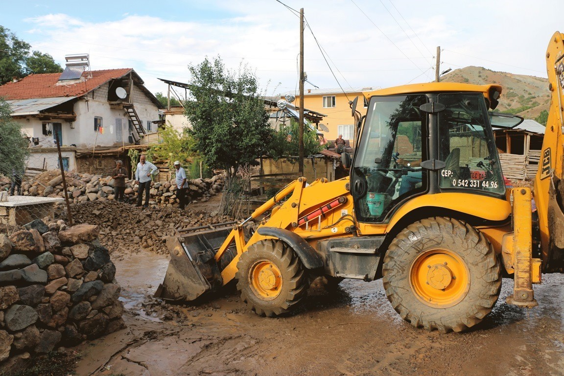 Dere taşınca sel yaşandı, o anlar kamerada