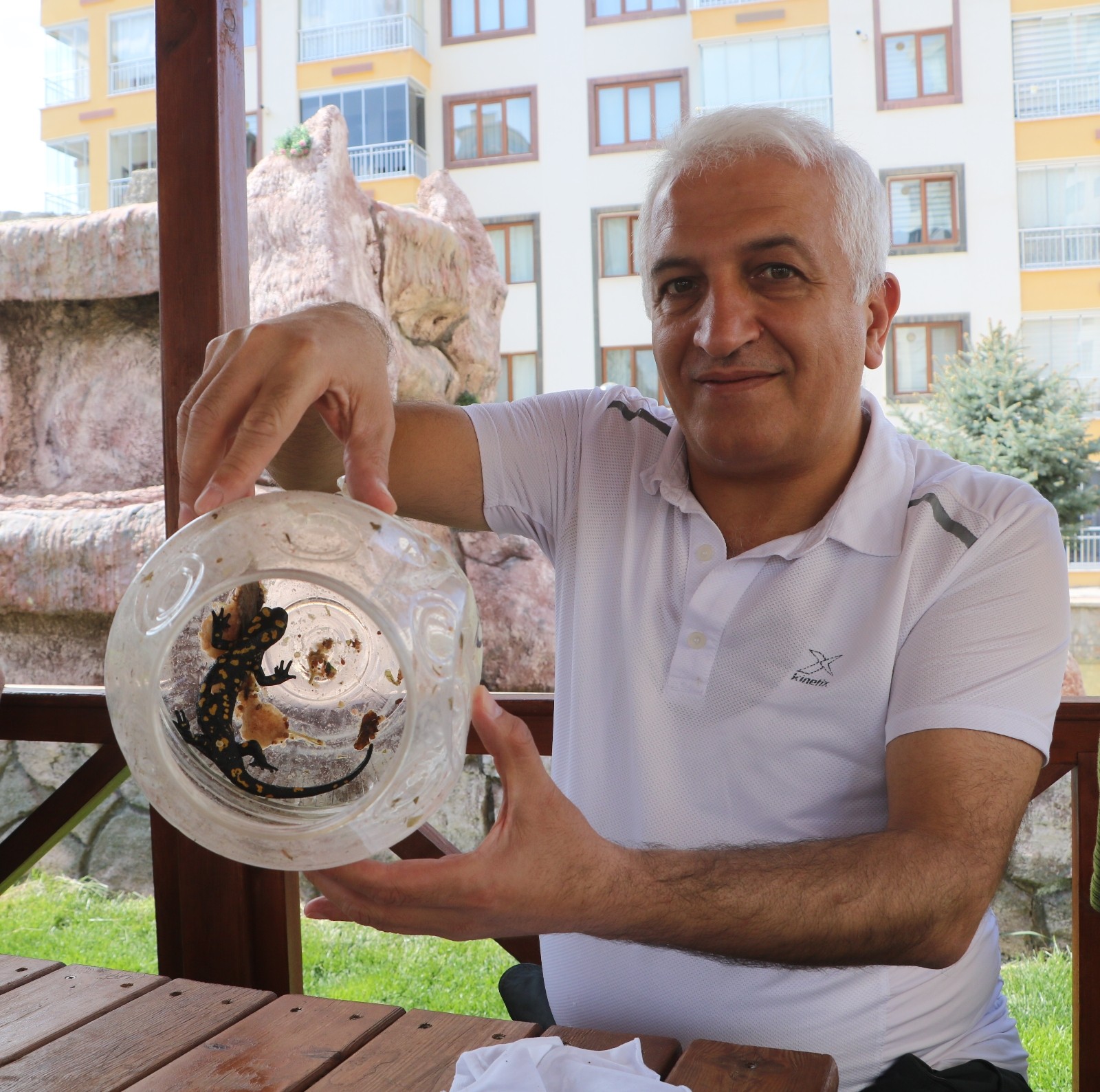 Doğada nadir görülüyordu, turşu bidonunda koruma altına alıp yaşam alanına bıraktı