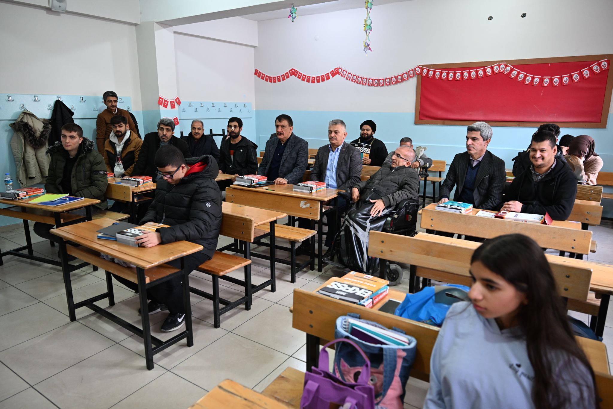 EKPSS Kursiyerlerine Ek Kaynak Kitap Dağıtıldı