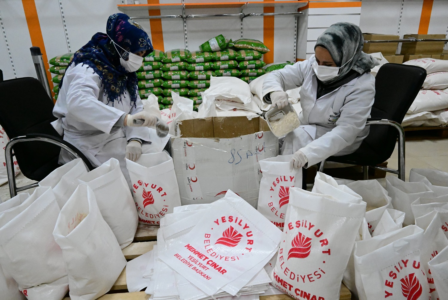 Emanet Çarşıda Un Dağıtımına Başlandı