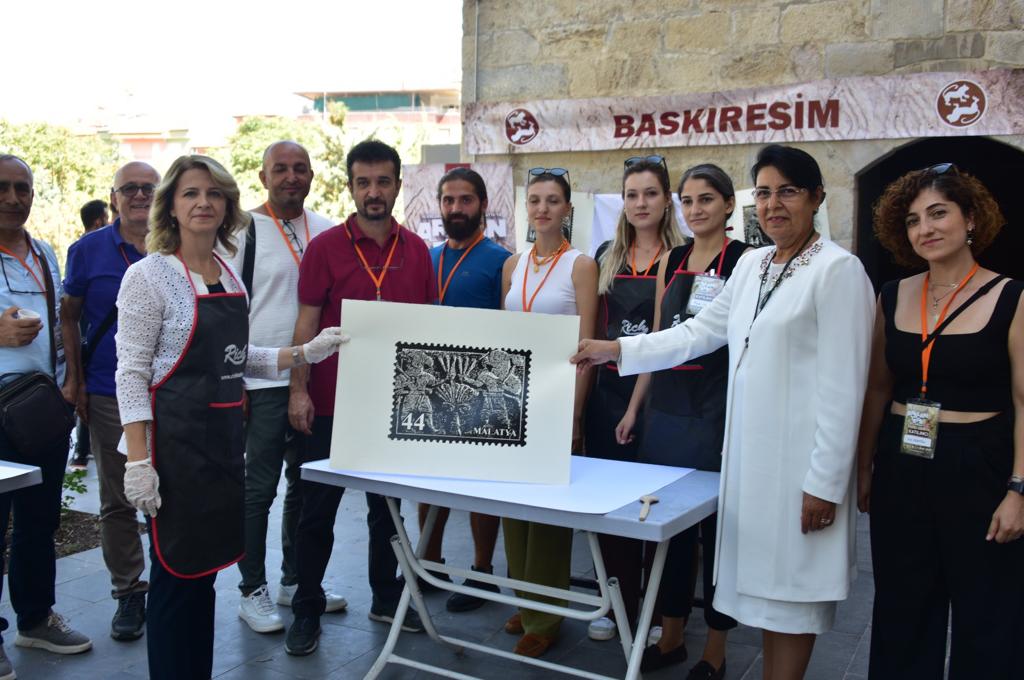 First Ladyler Baskıresim Sergisini Ziyaret Etti