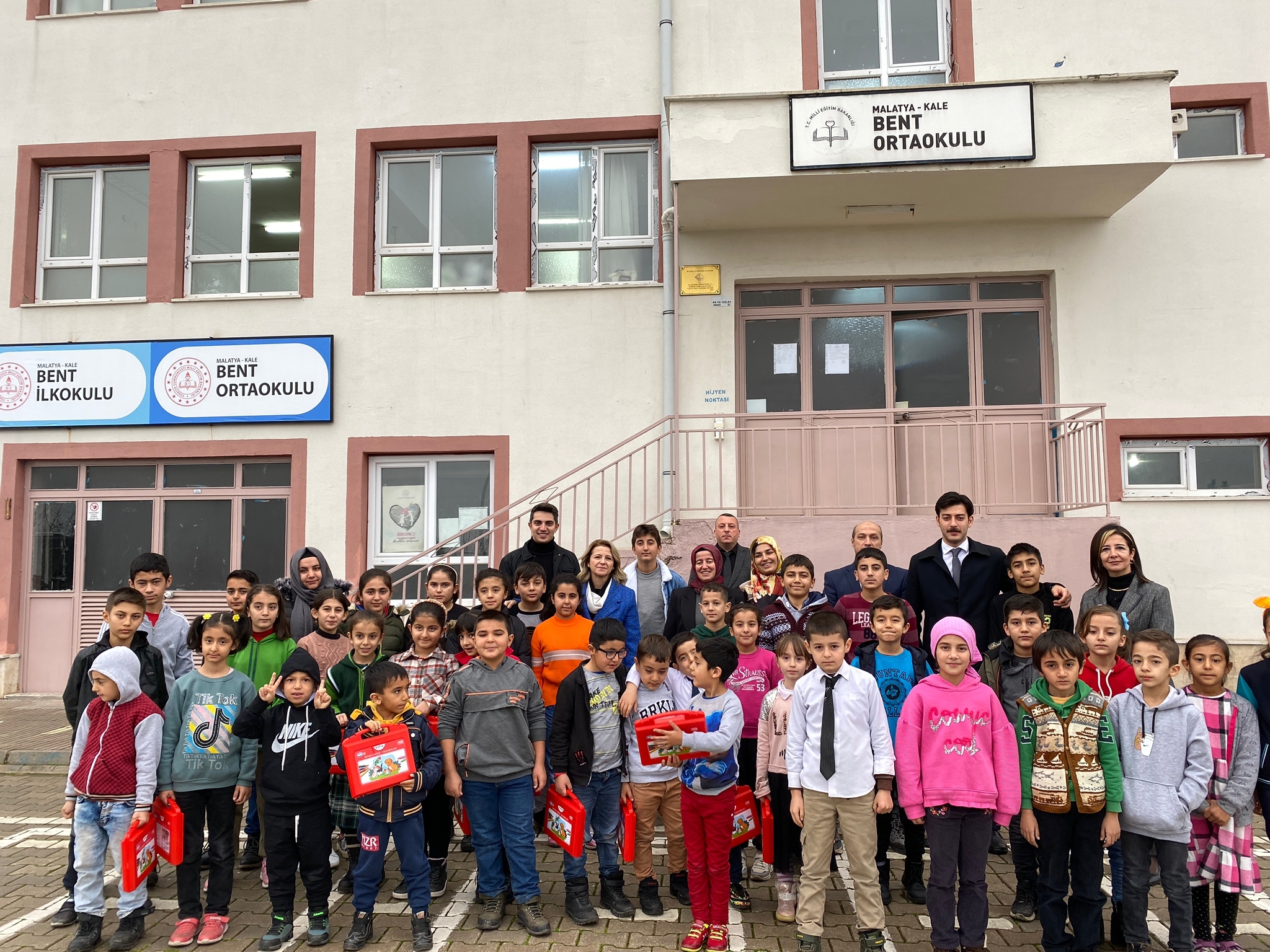 First Laydi Şahin'in Köy Okulu Ziyaretleri Sürüyor