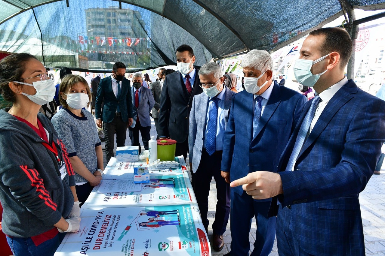 Geleceğin bilim adamları Yeşilyurt bilim şenliğinde buluştu