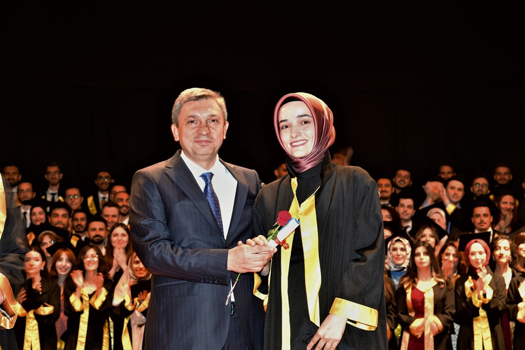 Genç Tıbbiyeliler Diplomalarını Aldı