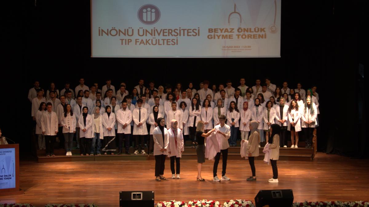 Genç Tıbbiyeliler Önlük Giydi