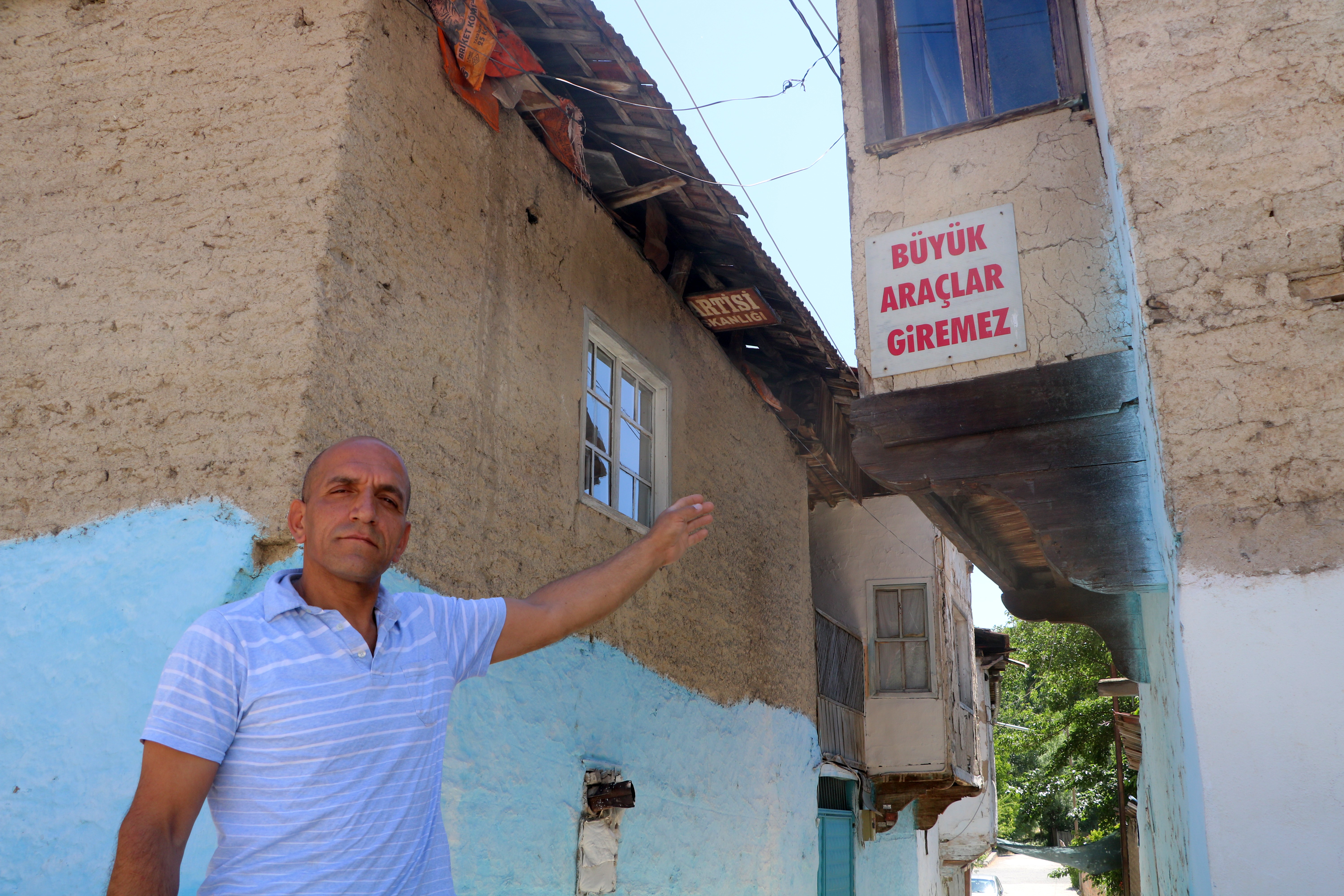 Geriye astığı tabelalar kaldı