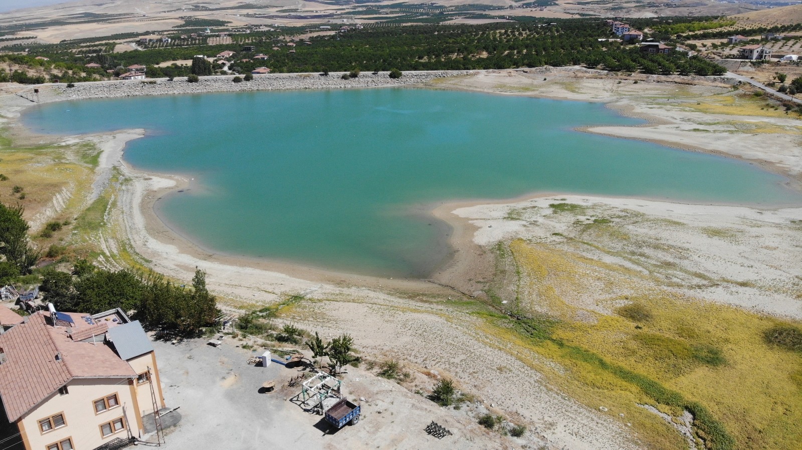 Göçmen kuşların mekanı olan göleti kuraklık vurdu