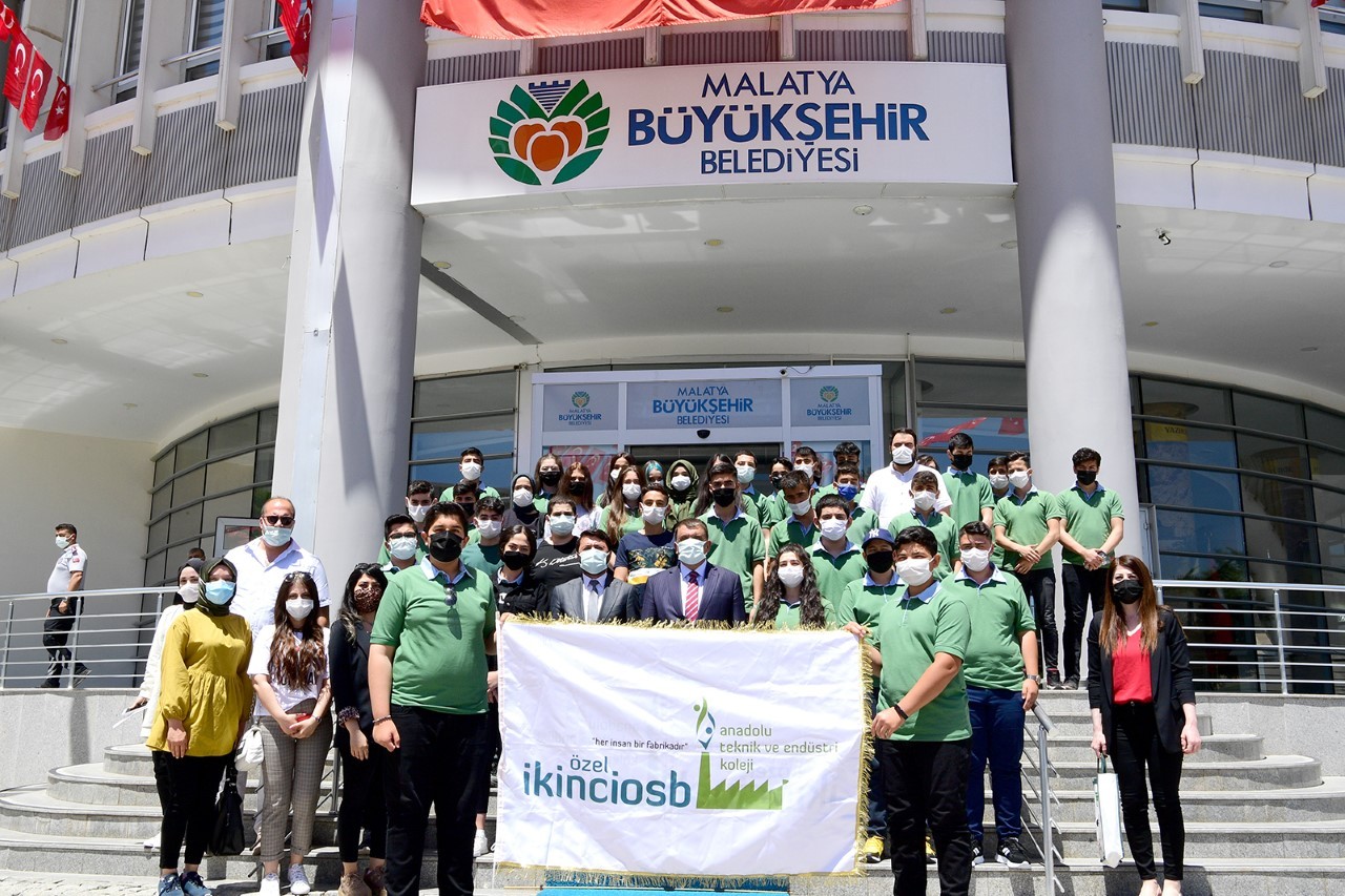 Gürkan, öğrencileri ağırladı