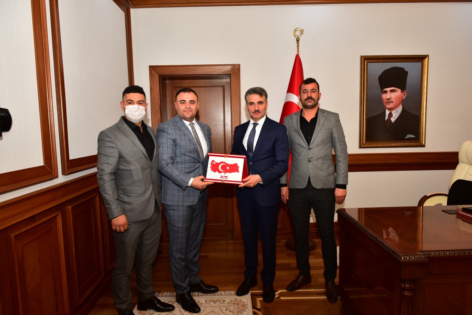 Güvenlik Korucularından Vali Baruş'a Plaket