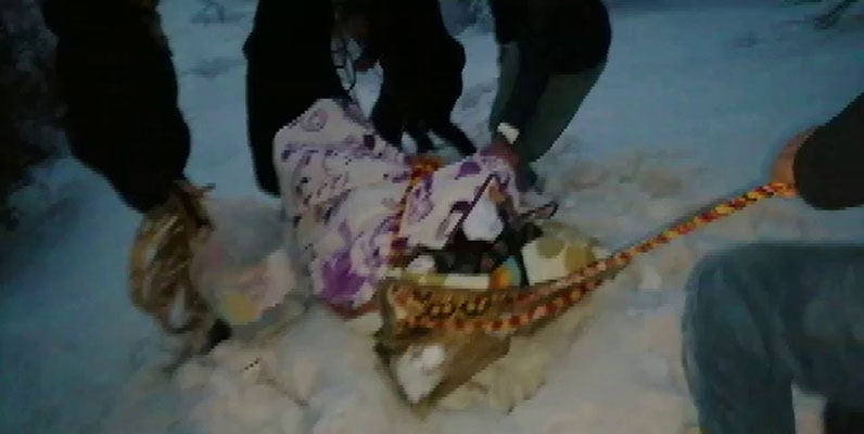 Hastayı Kızak İle Ambulansa Ulaştırdılar