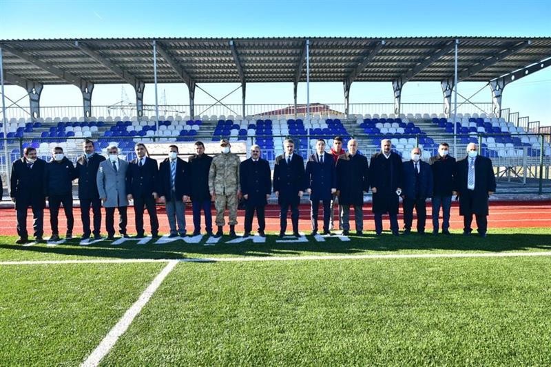 Hekimhan’da sentetik çim futbol sahası açıldı