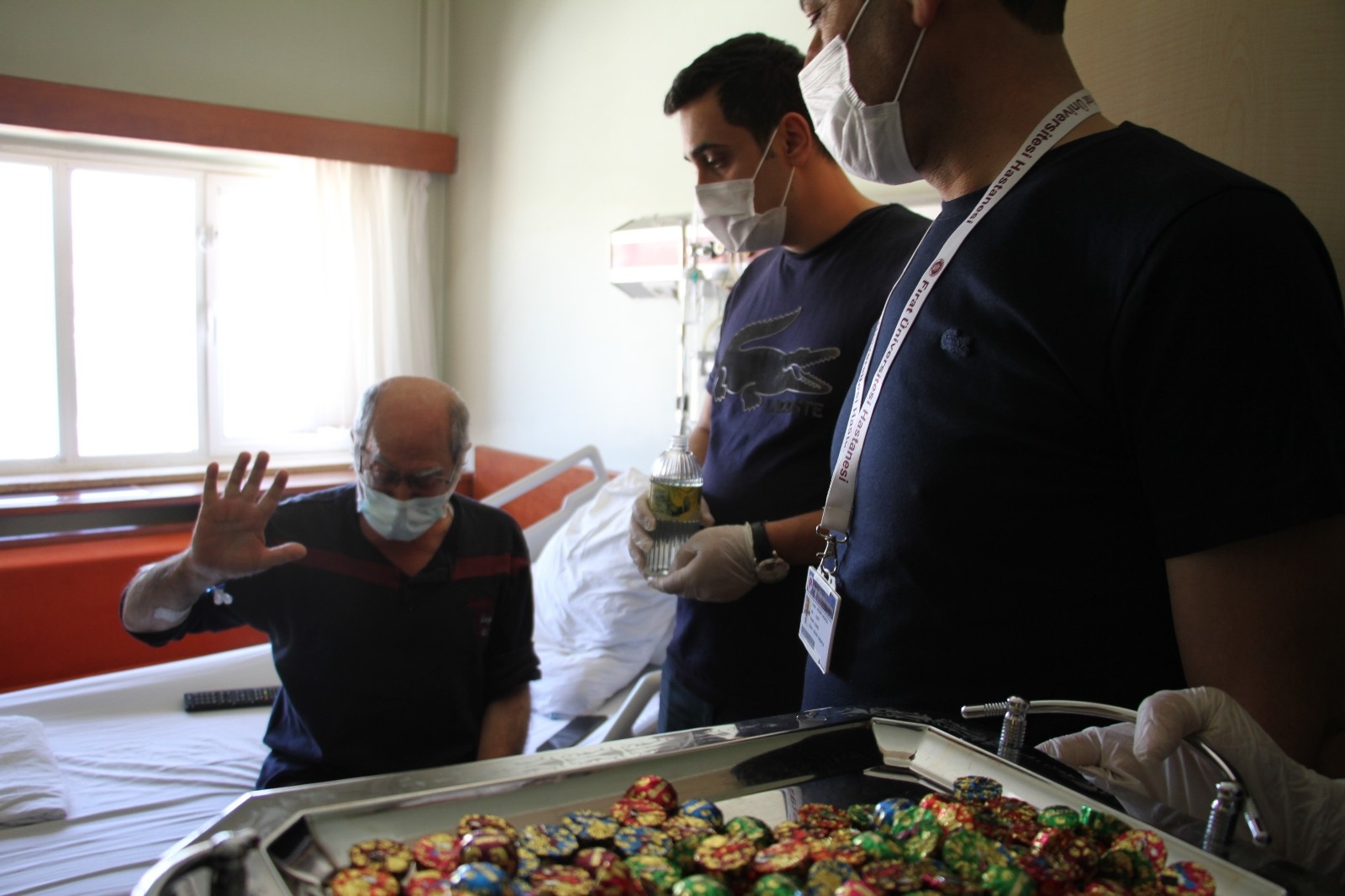 Hıdır Amca, hastanede bayramını kutlamaya gelen sağlıkçıları görünce gözyaşlarına hakim olamadı