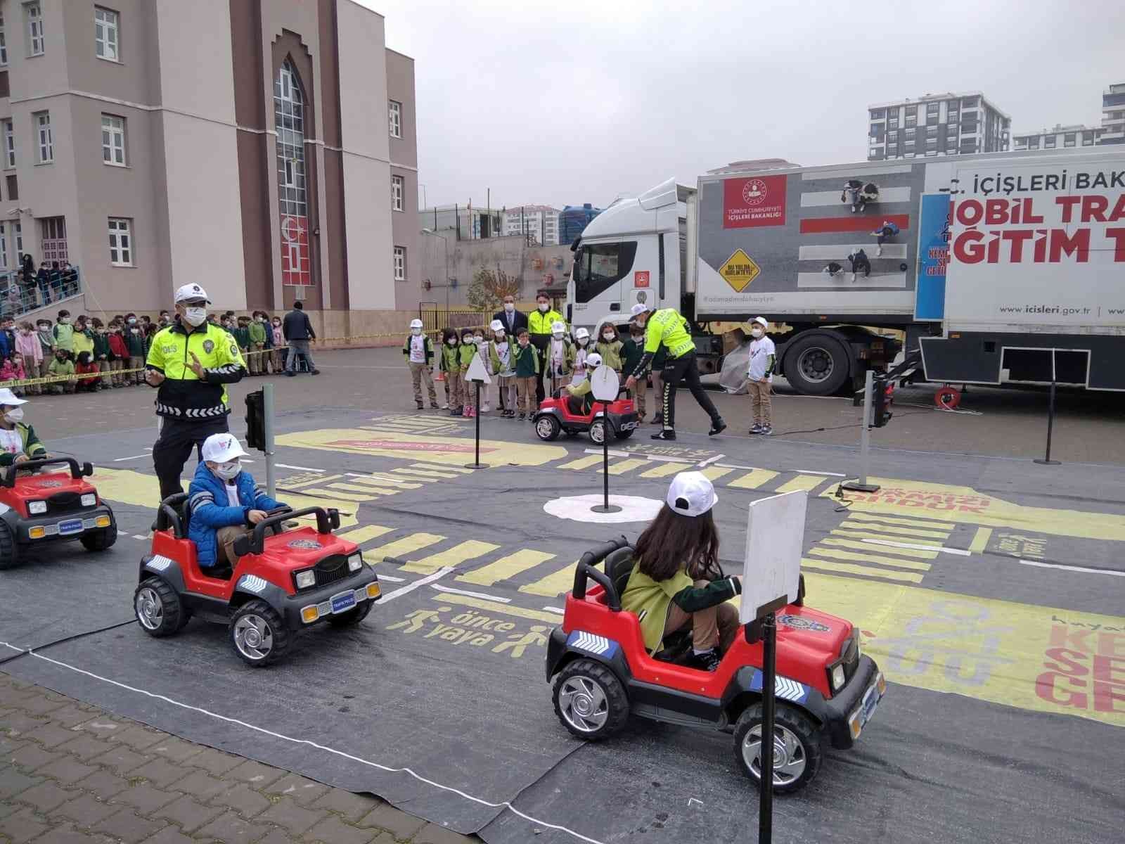 İlkokul öğrencilerine trafik eğitimi