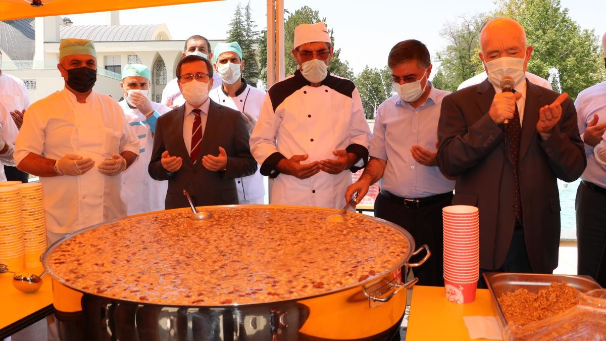 İnönü Üniversitesi’nde Aşure ikramı