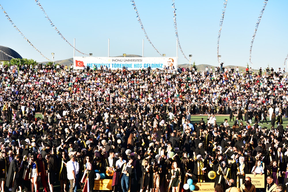 İnönü Üniversitesinde Mezuniyet Sevinci