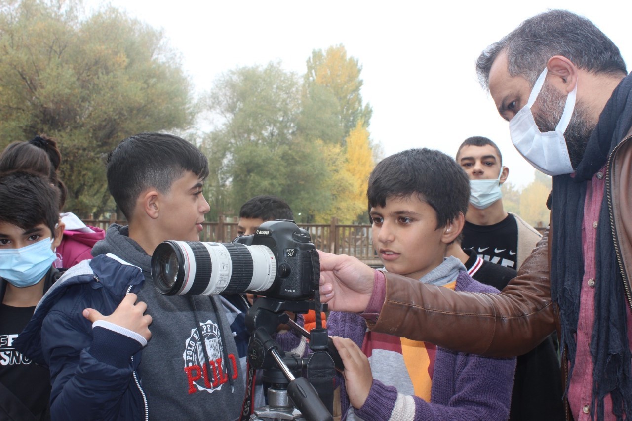 İşitme engelli öğrencilere fotoğraf eğitimi