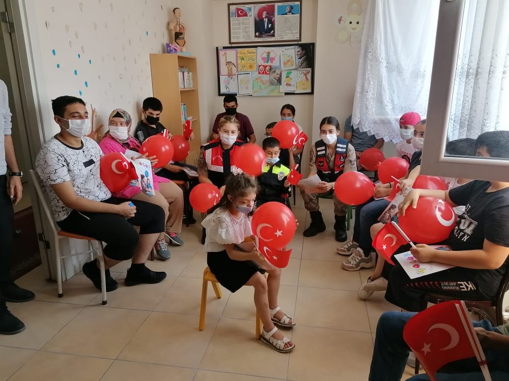 jandarma’dan özel çocuklara ziyaret