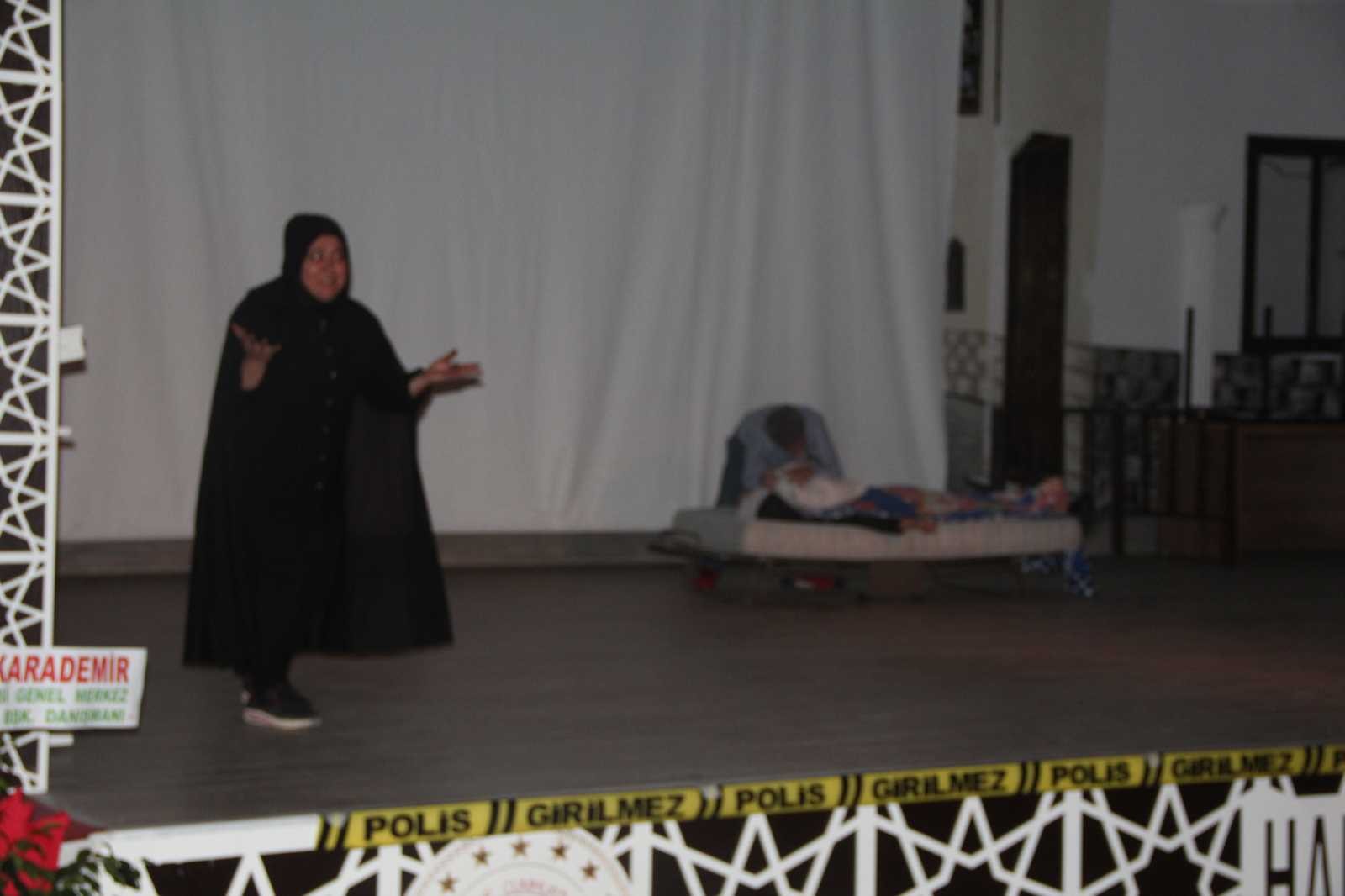 "Kadın için" oyununa ilgi