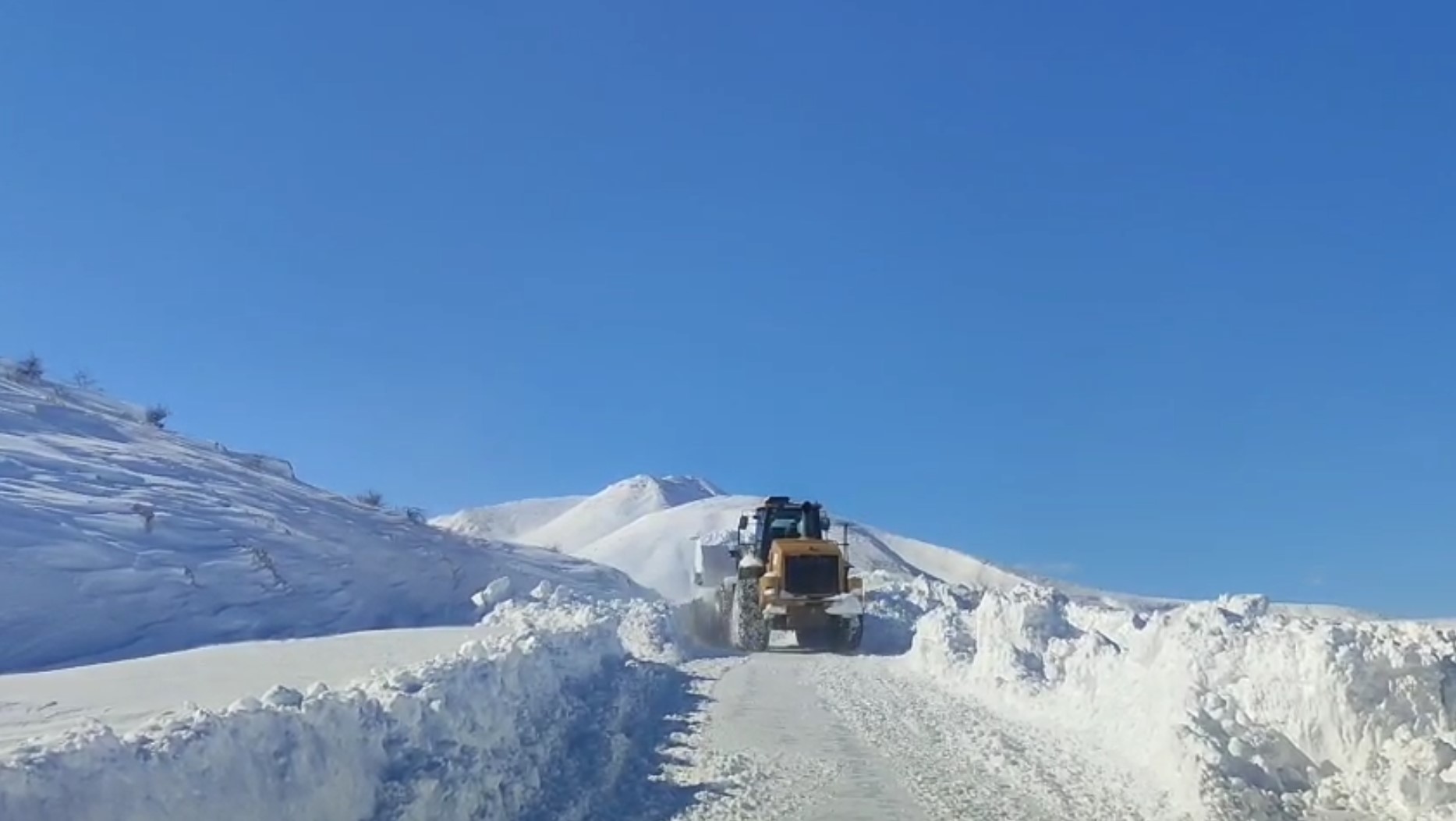 Karda mahsur kalan araç ve vatandaşlar kurtarıldı