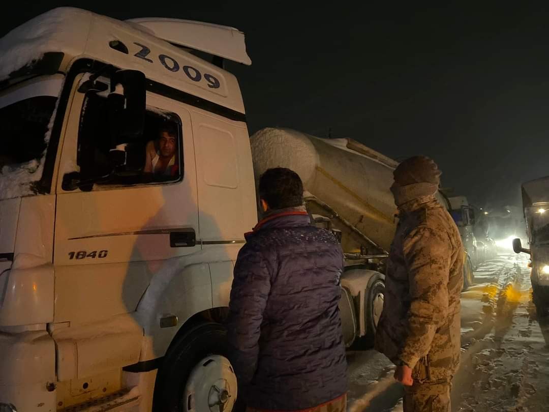 Karda yolda kalanlara kumanya ikramı