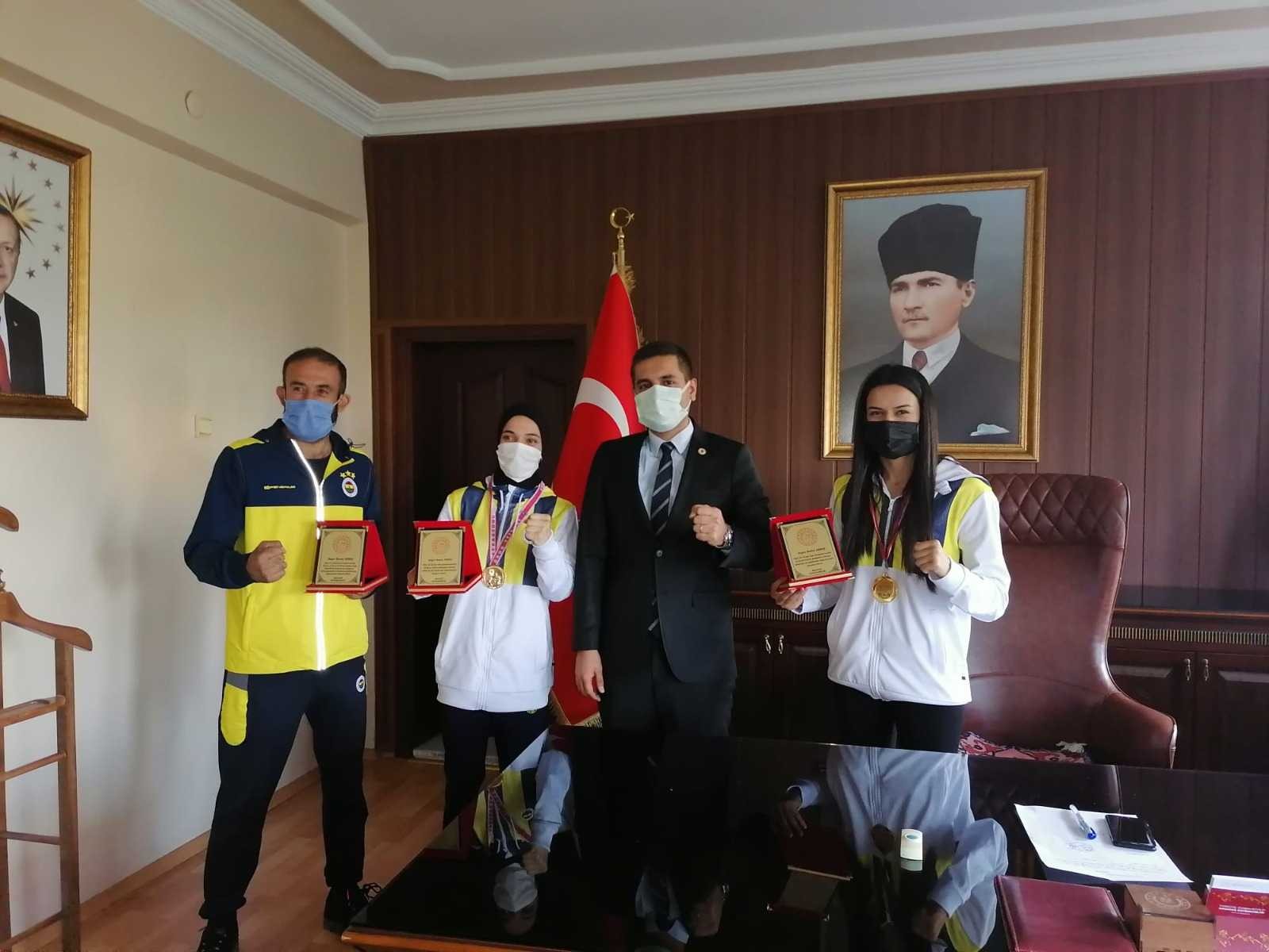 Kaymam Böçkün’den şampiyonlara plaket