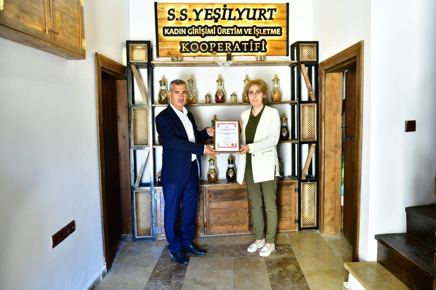 Kiraz yaprağı sarmasının coğrafi işaret tescil belgesi kadınlara teslim edildi