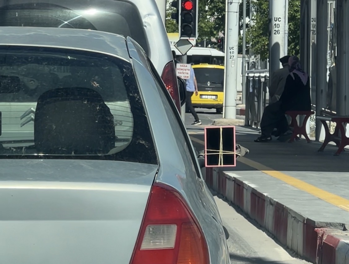 Kırılan Dikiz Aynasının Yerine Makyaj Aynası Taktı
