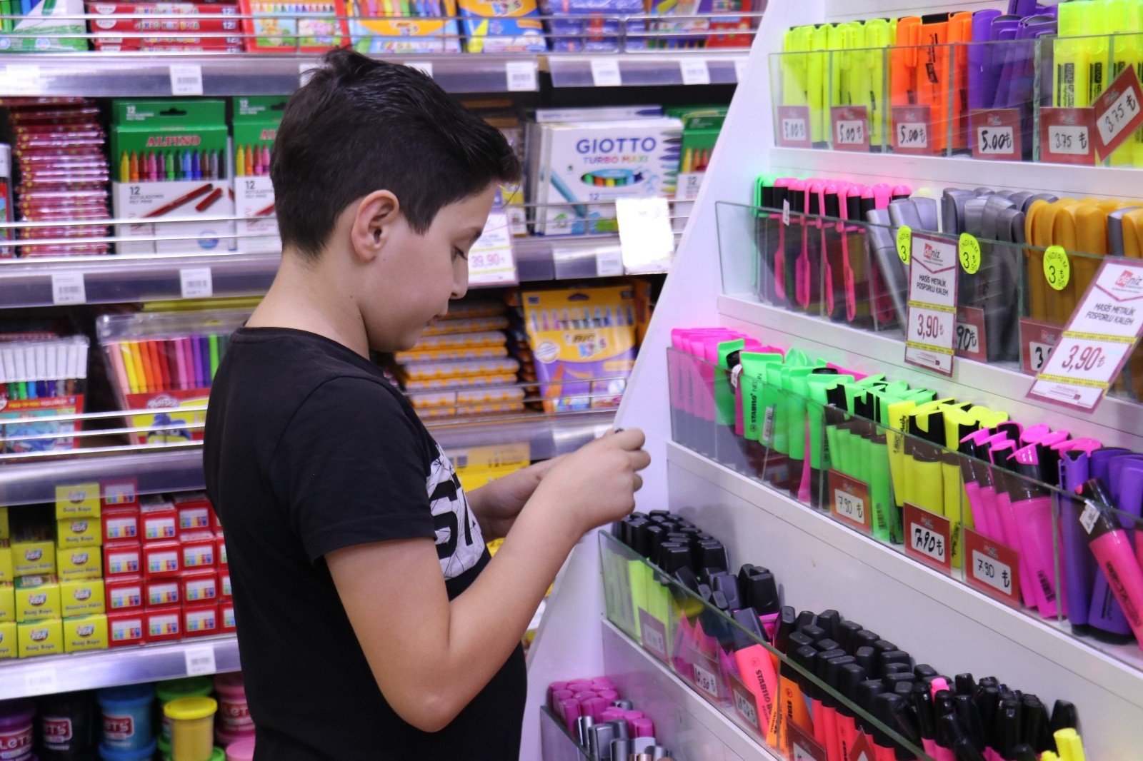 Kırtasiyelerde okul alışverişi yoğunluğu