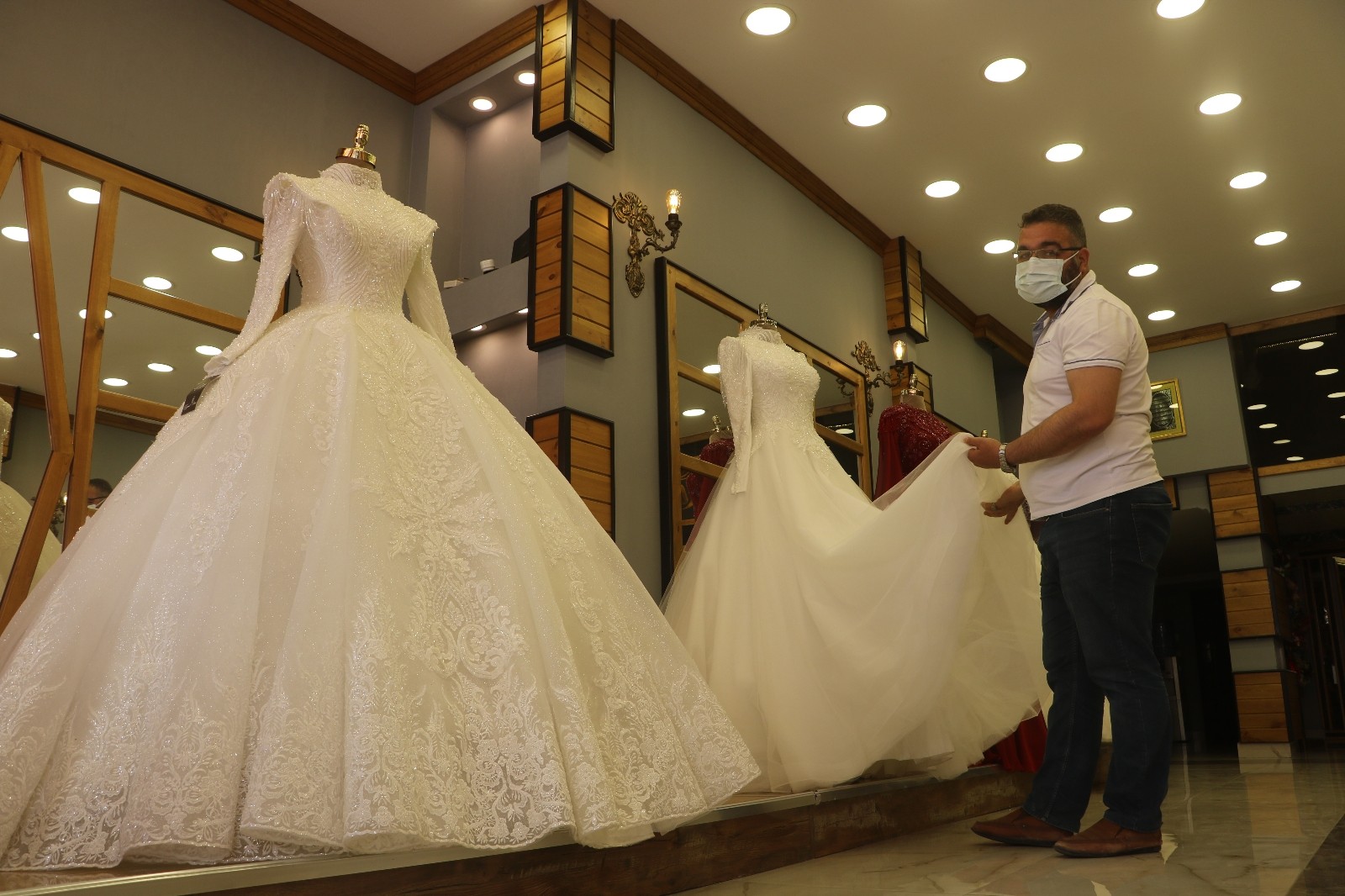 Kısıtlamalar kalkmadan gelinlikçilerde yoğunluk başladı