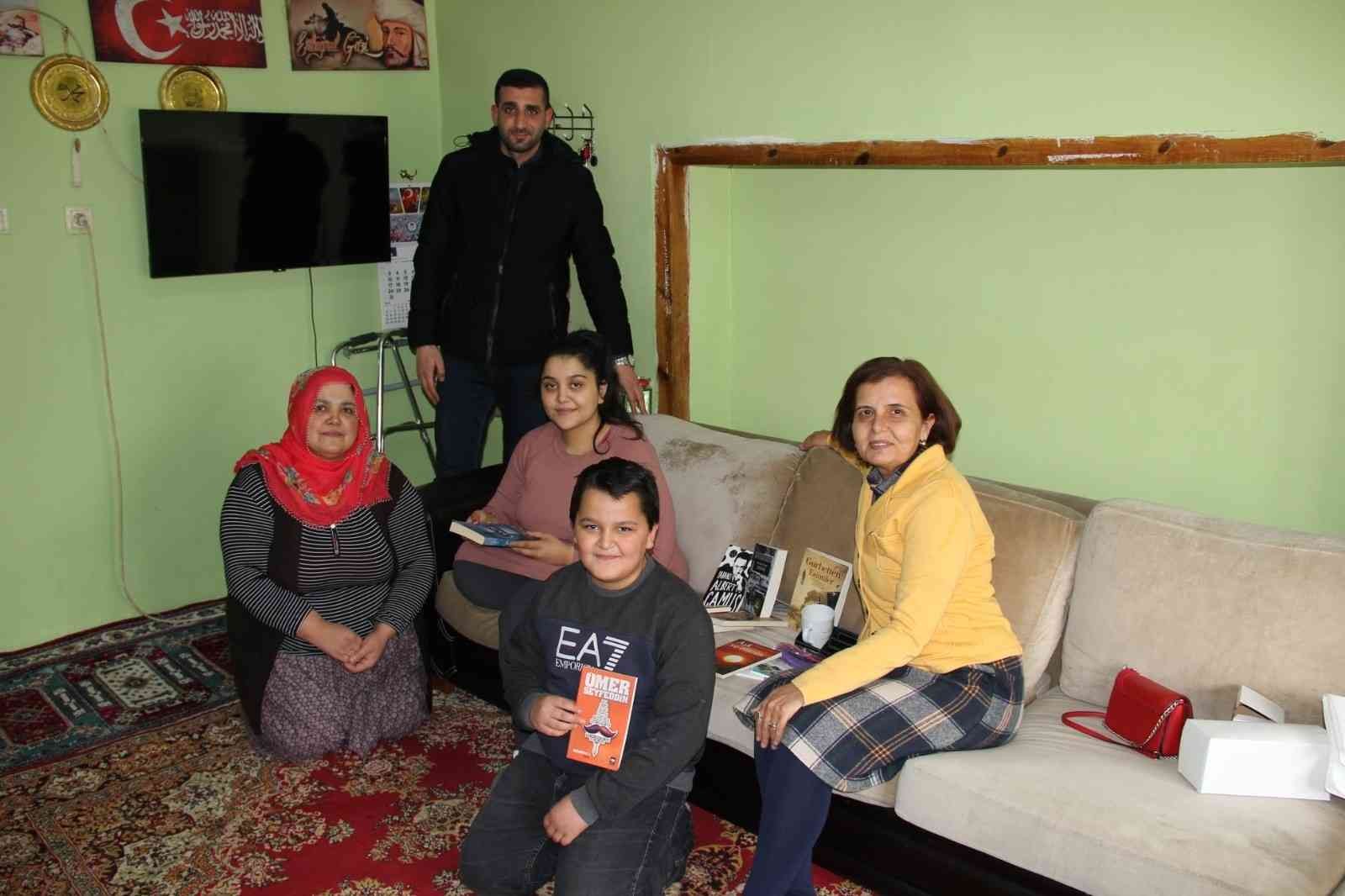 Kitap talep eden engellinin evine kitap