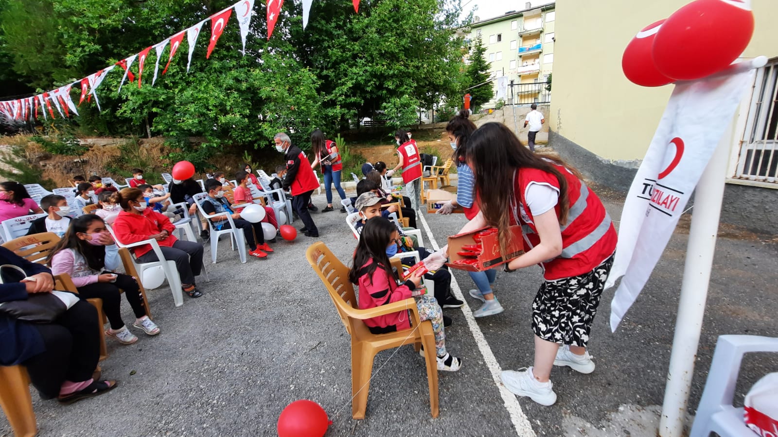 Kızılay çocukları mutlu etti