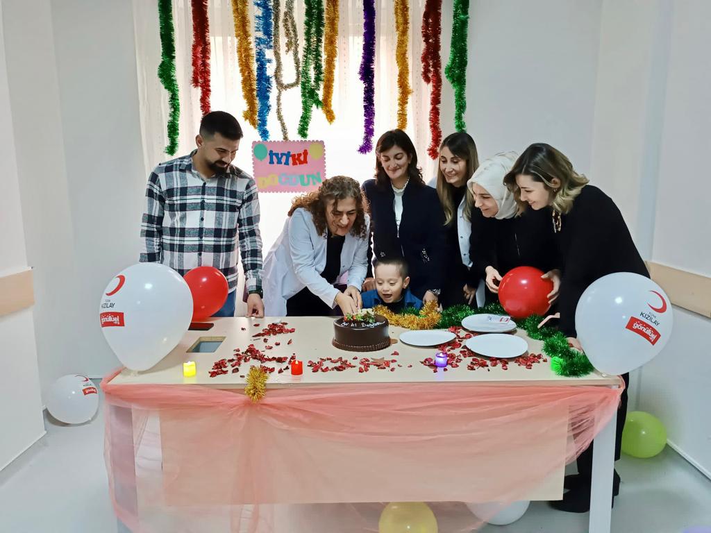 Kızılay Ekipleri Minik Mehmet Ali'nin Doğum Gününü Unutmadı