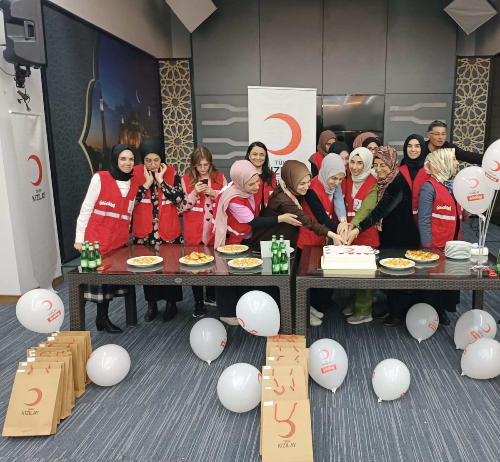 Kızılay Yeşilyurt Şubesi Yardım Gönüllülerini Unutmadı