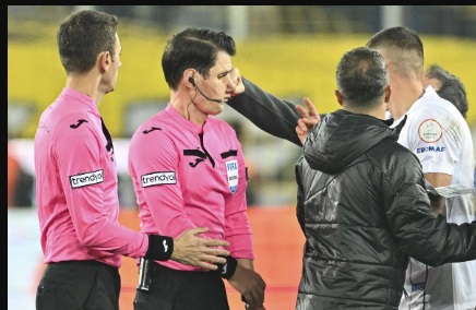 Kulüp Başkanından Hakeme Yumruklu Saldırı